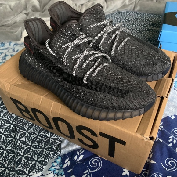 Yeezy 350 v2 black R E P S - Picture 2 of 5